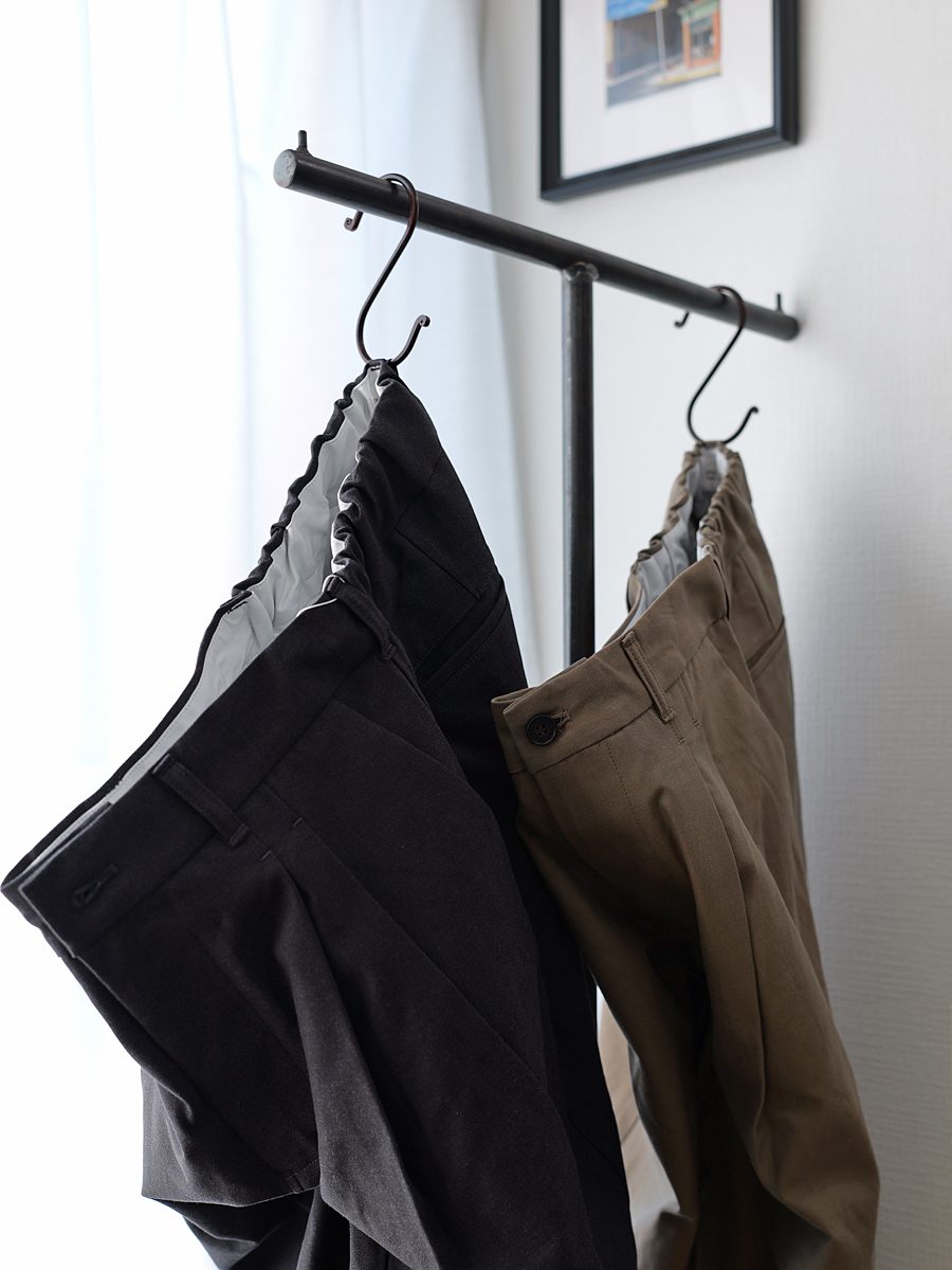 シルエットと素材感で魅せる、STILL BY HANDの2タックパンツ – Daily