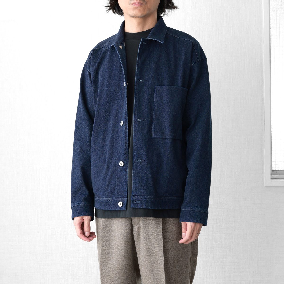 ミニマルデザインのデニムトラッカージャケット ― CURLY「DENIM