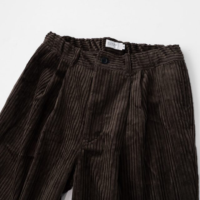 季節を映す質感。STILL BY HANDの3.5Wコーデュロイパンツ