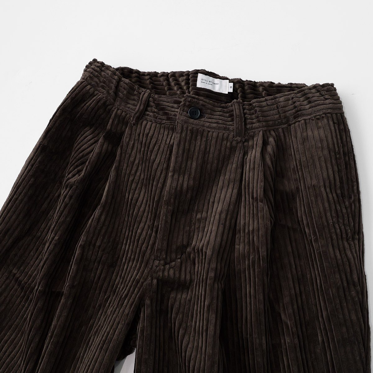 季節を映す質感。STILL BY HANDの3.5Wコーデュロイパンツ – Daily Blog