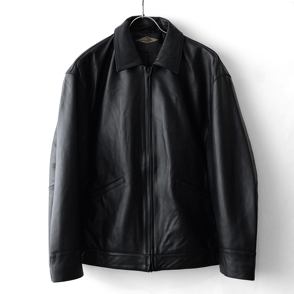 上品に広がる秋冬の選択。Awesome Leather – Leather Zip Short Jacket