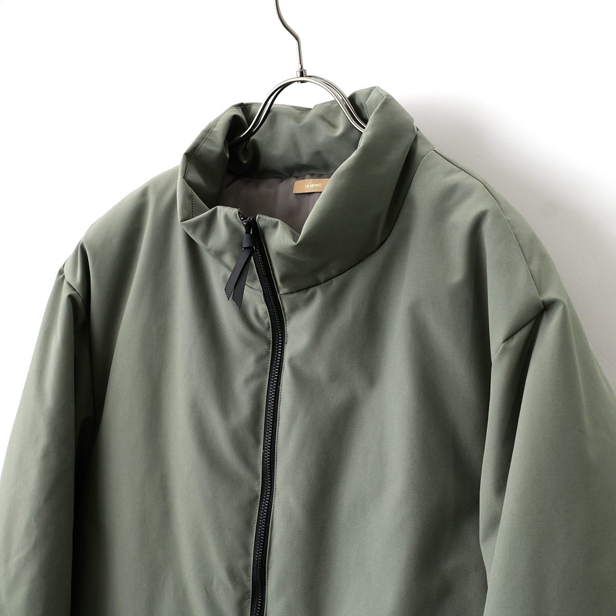 シンプルに機能的な冬の装い。LAMOND – Weather Cloth Down Blouson